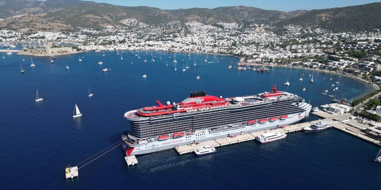 bodruma turist akini 2 bin 521 kisi ayni gemiden indi Hr4IbKIN