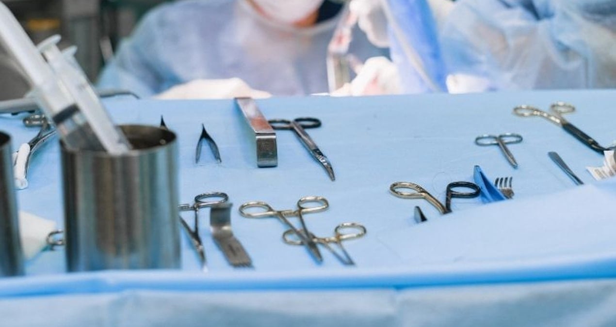 hastalardan bicak parasi aldigi iddia edilen akademisyen gorevinden uzaklastirildi EqNUNnJb