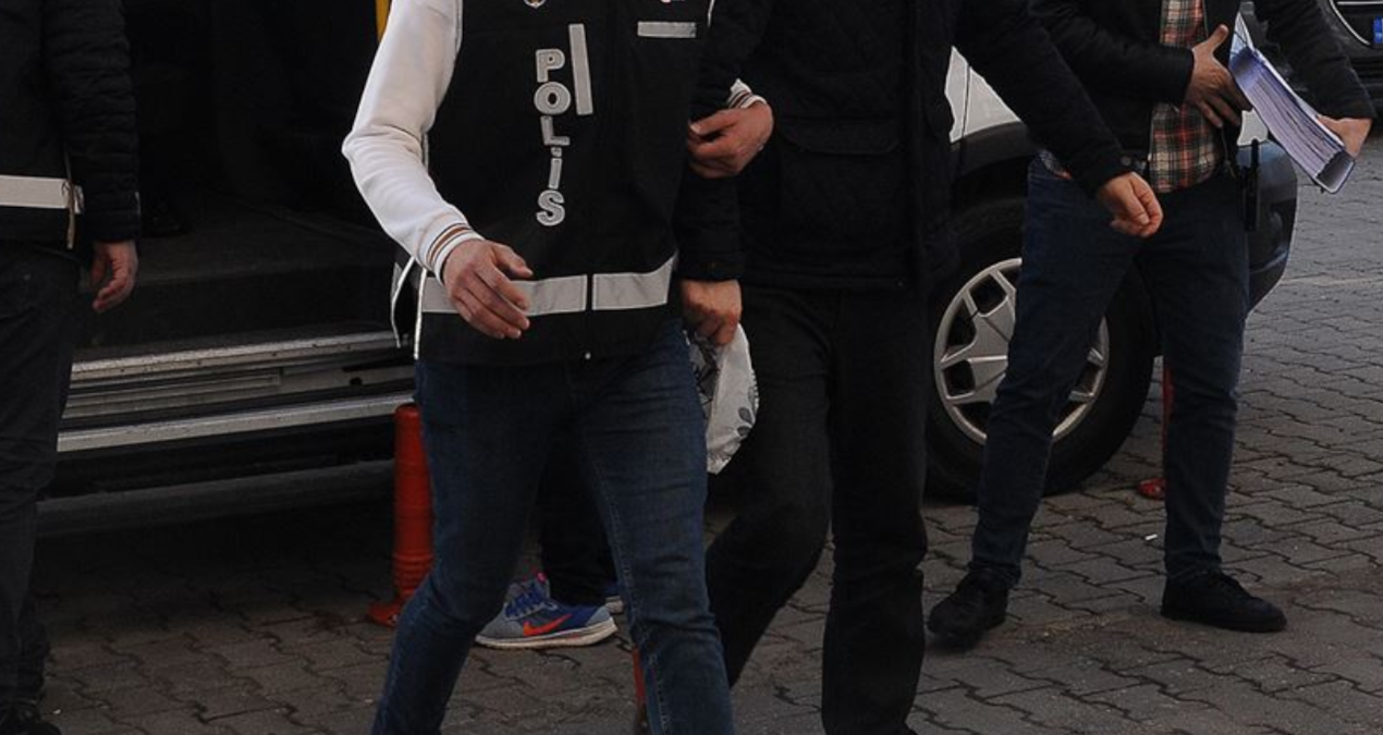 osmaniyede uyusturucu operasyonunda yakalanan 2 zanli tutuklandi tUb7vFds