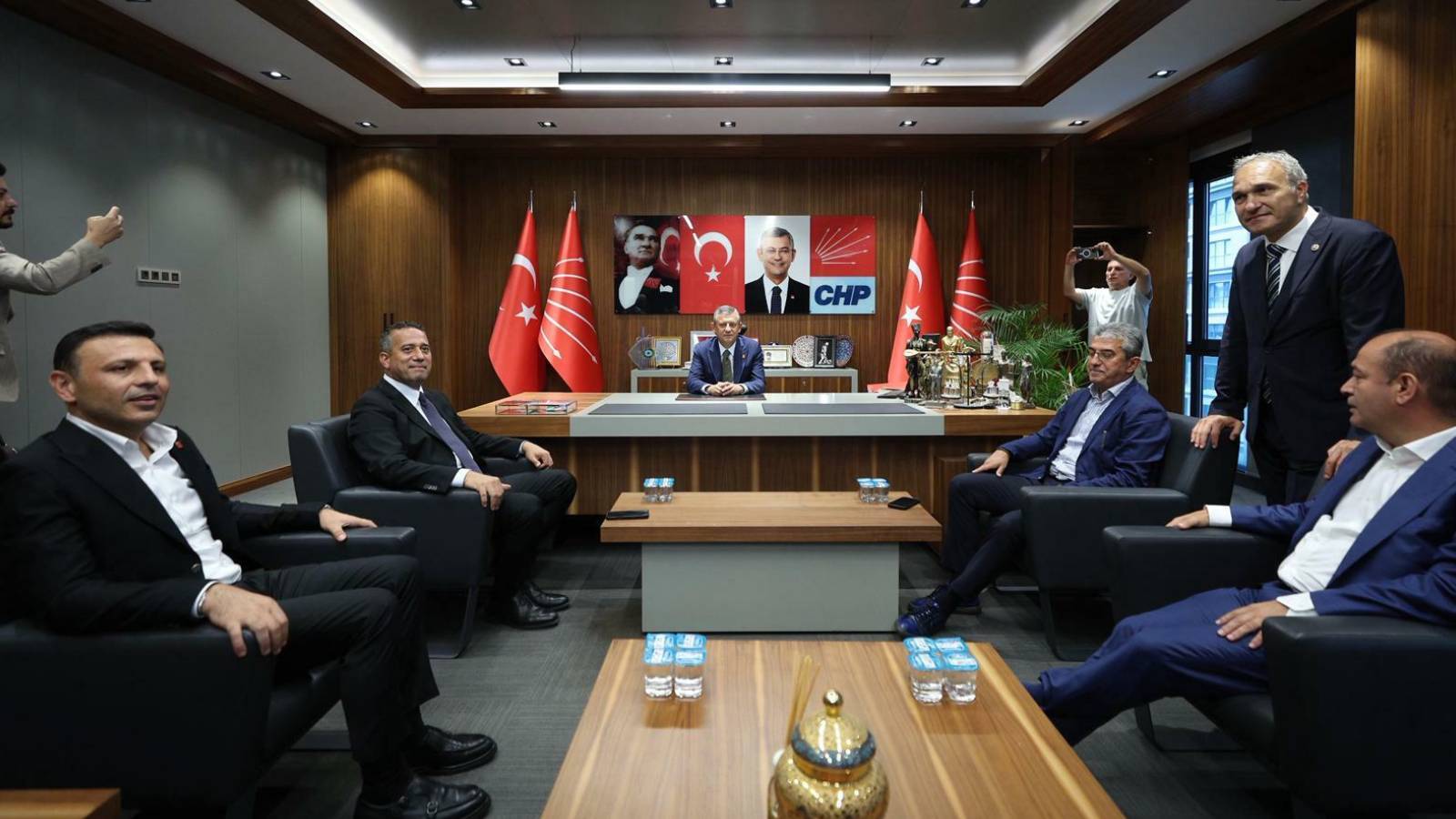 ozgur ozel chpnin binalarina cokulurken sessiz kalanlara sesleniyorum sira sana geldiginde is isten gecmis olacak 9W3a1SsH