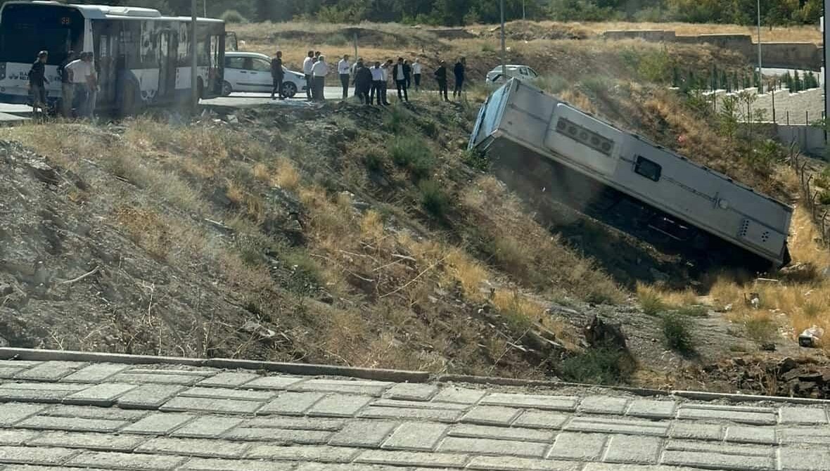 park halindeki otobus sarampole yuvarlandi zJ3aU3An