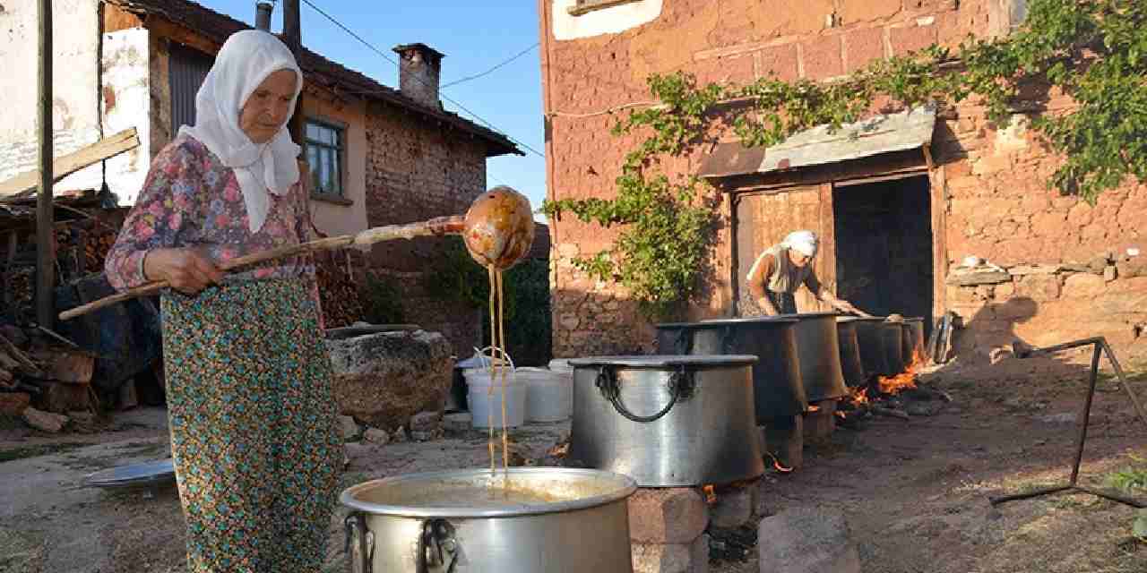 6 saat kazanlarda kaynatilip siseleniyor geleneksel yontemle hazirlaniyor 3e8zlRUB.jpg