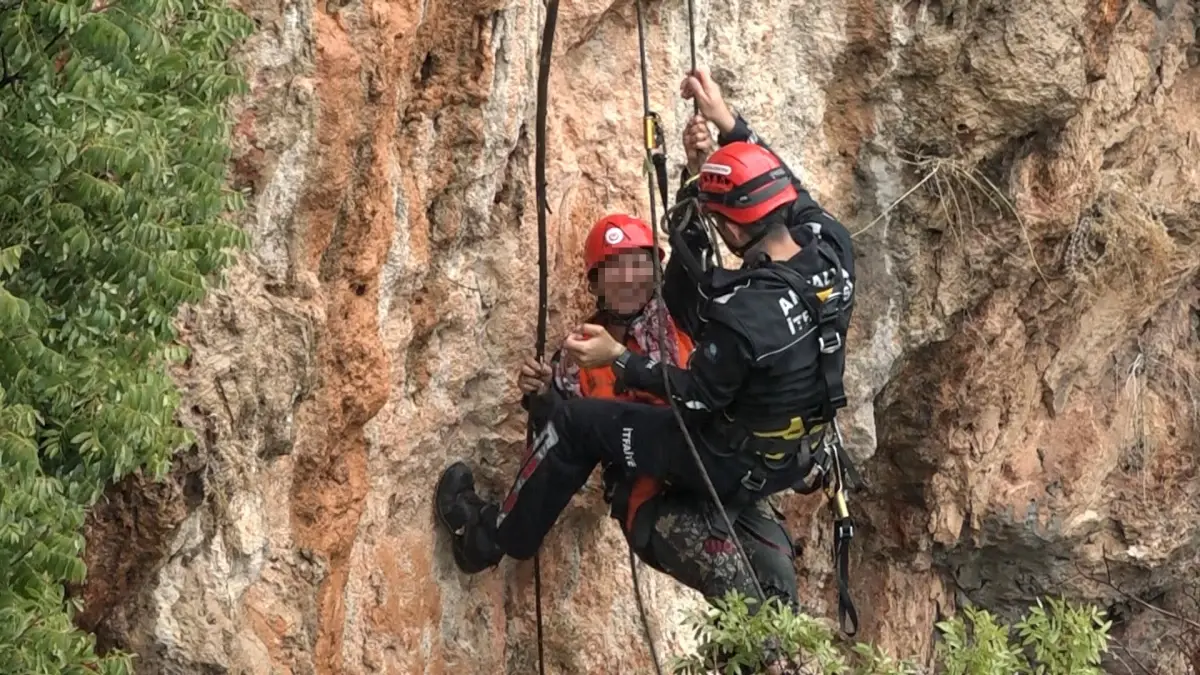 antalyada falezlerden mahsur kalan kadin kurtarildi gS1hqRDf