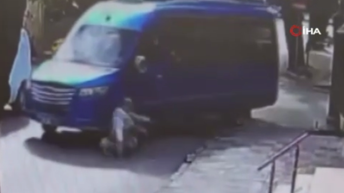 istanbulda minibus altinda kaldi ZMsv2etv.jpg