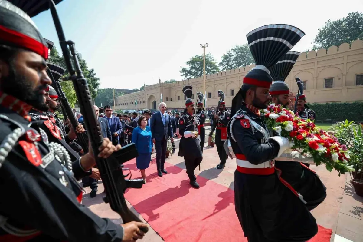 tbmm baskani numan kurtulmus pakistanda ikbalin kabrini ziyaret etti 3PEuABrp.jpg