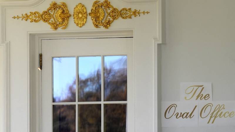 abd tarihinin en uzun huk met kapanmasini yasiyor trump oval ofise altindan tabela hazirlatiyor ULTBpzBj.jpg