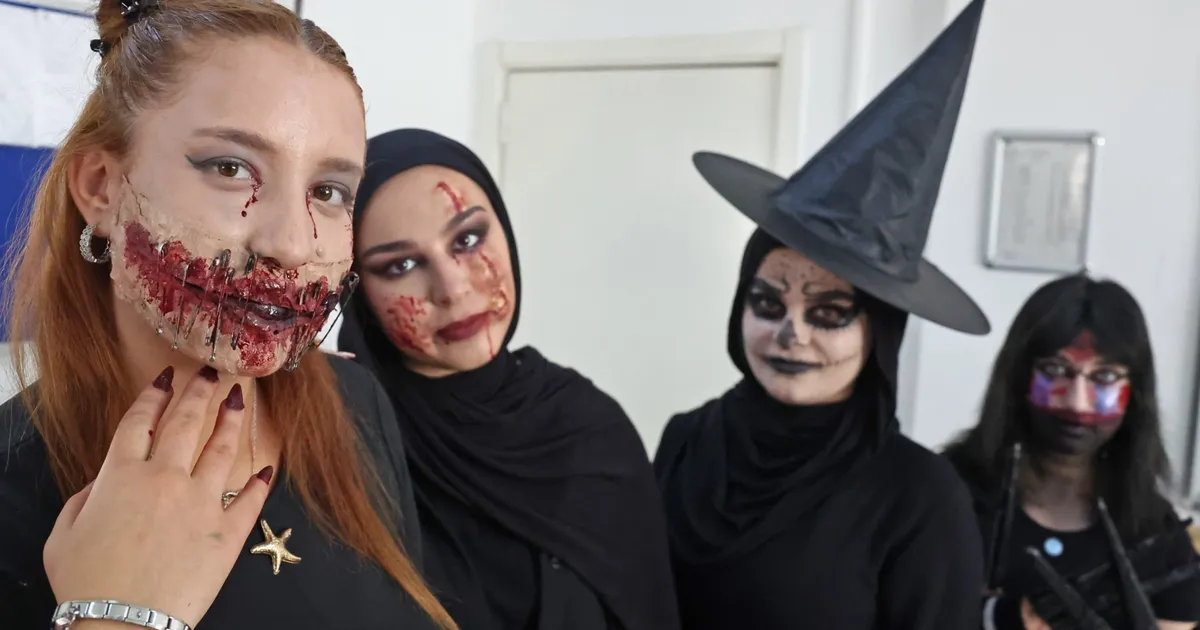 antalyada atabem kursiyerlerden korku filmi makyaji pjNYcKCl.webp