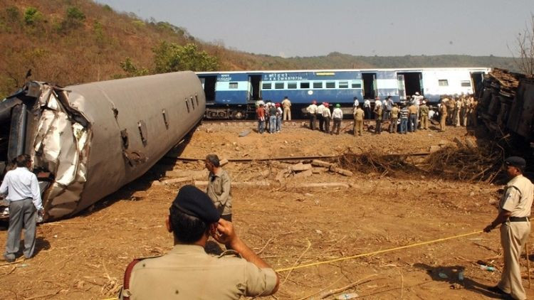hindistanda tren kazasi iki tren carpisti 8 olu 14 yarali 2nIfl2PJ.jpg