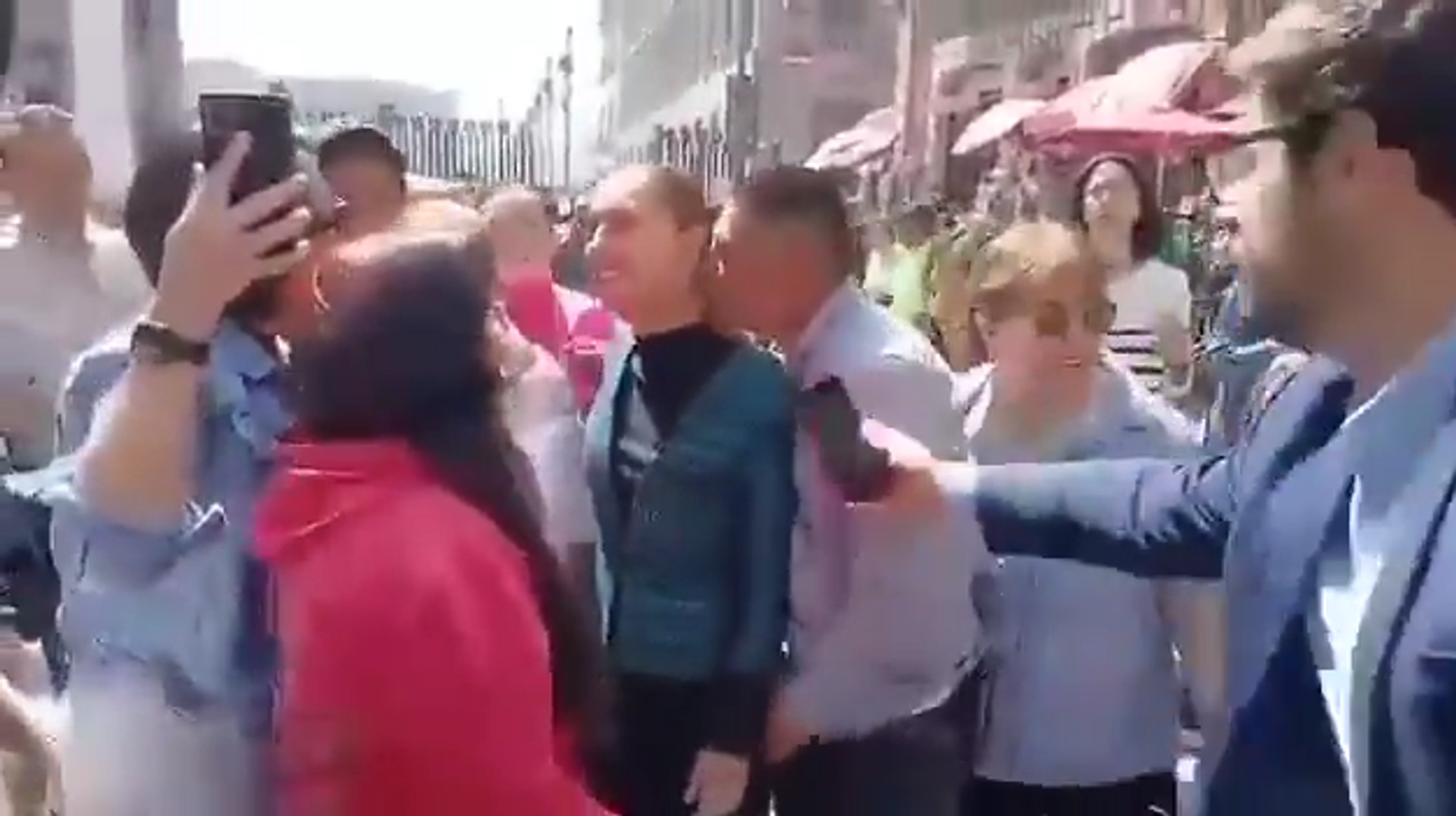 meksika devlet baskani claudia sheinbaum canli yayinda cinsel tacize ugradi DuAVVbvB.png