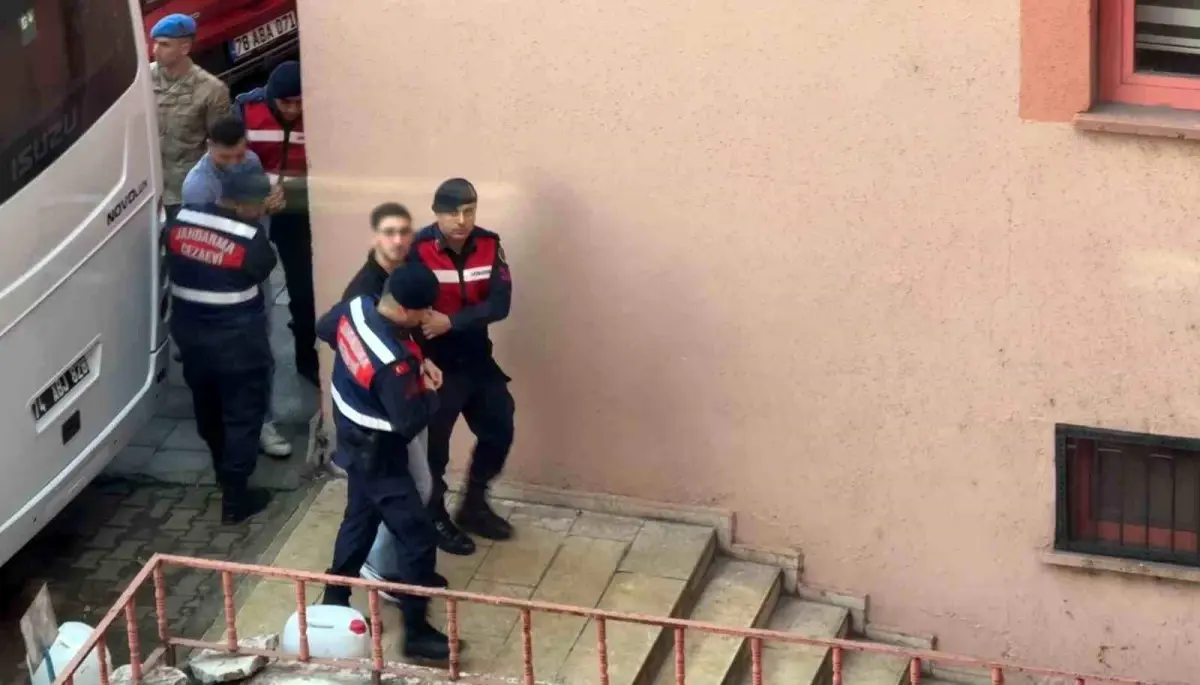 soyguncular ikinci kez hakim karsisinda jQbwAjqn.jpg