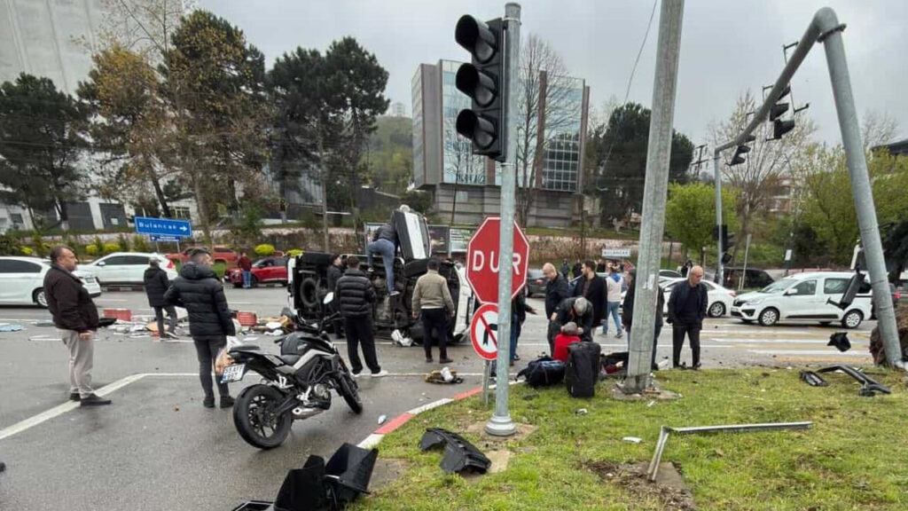 kamyonet-direge-ok-gibi-saplandi-karadeniz-sahil-yolunda-dehset-aXlKtu8b