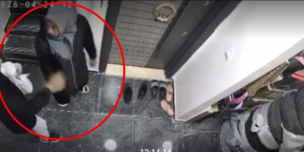 once-ayakkabiyi-kokladi-sonra-kapiyi-zorladi-o-anlar-kamerada-wWvEblaz