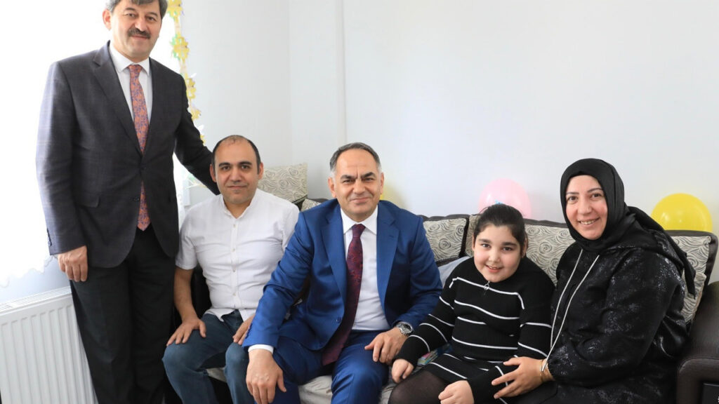 vali-cakirtas-kitap-fuarina-katilamayan-ogrencileri-evlerinde-ziyaret-etti-4V9UAY8i